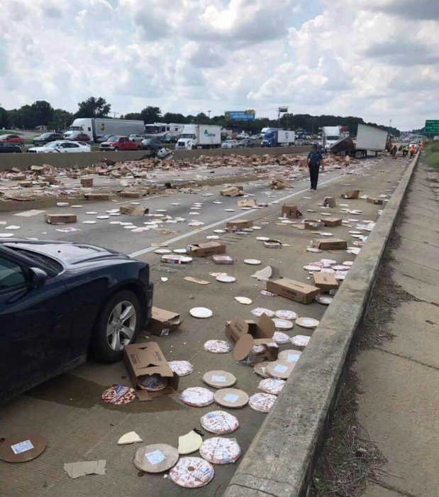 Тот случай, когда еда валяется на дороге. | Фото: Reddit.